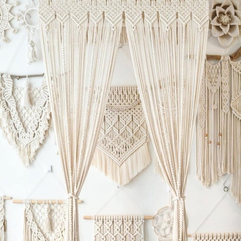 Crochet wedding backdrop | Beachweddingtips.com